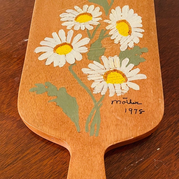 Hand-painted wooden cutting board with daisies and inscription "Mollie 1975” - Picture 4 of 6